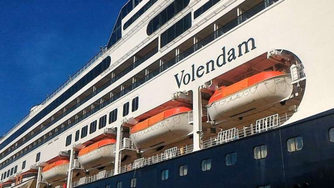 Kapal pesiar Belanda Volendam di Pelabuhan Perairan Makassar (8/3/2016)