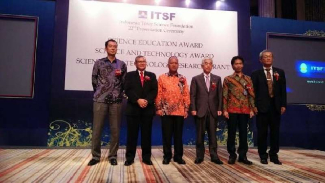 Menristekdikti, Mohamad Nasir (ketiga dari kiri)