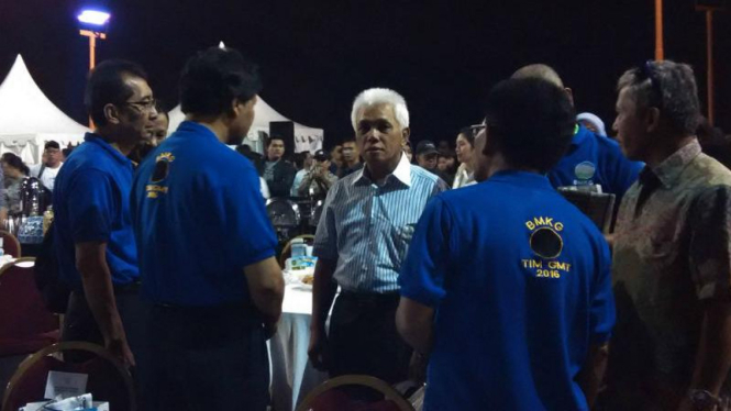 Hatta Rajasa saksikan gerhana matahari di Jembatan Ampera