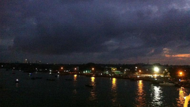 suasana gerhana matahari total di Palembang