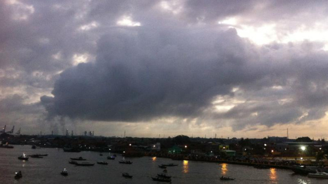 Gerhana matahari di Palembang tertutup asap pabrik PT Pusri