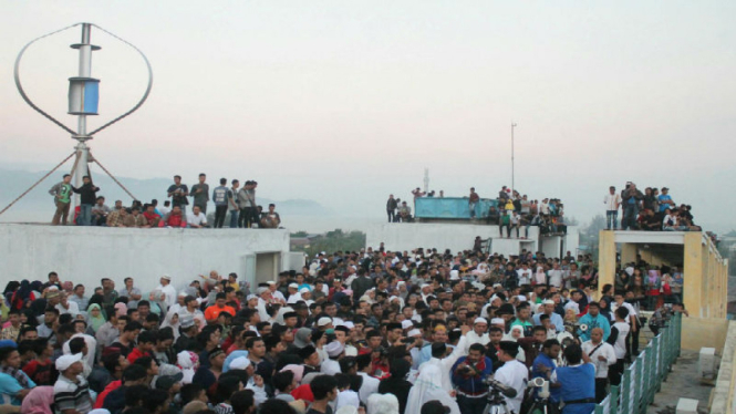 Warga kota Banda Aceh memadatai Gedung Pusat Penelitian Tsunami Unsyiah (TDMRC), untuk menyaksikan gerhana matahari total, Rabu, 9 Maret 2016.