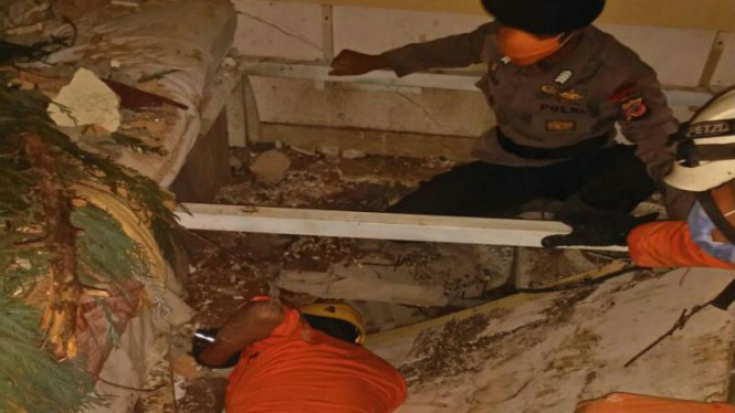 Evakuasi korban longsor yang menimpa bangunan hotel di Cianjur, Jawa Barat