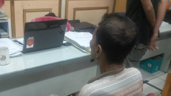 Jumadi saat diperiksa polisi.