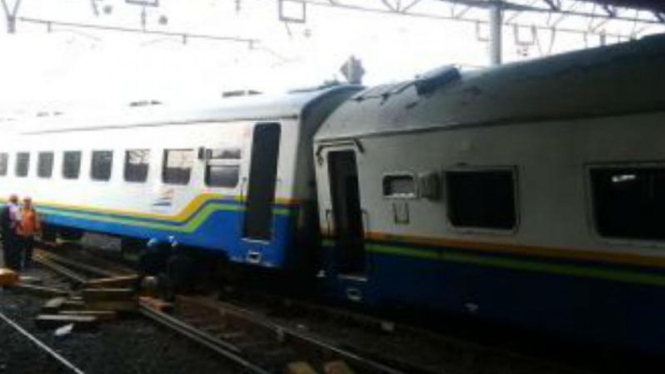 Kereta senja utama tujuan Solo-Pasar Senen anjlok, (10/3/2016). 