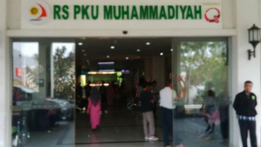Rumah Sakit Pembina Kesejahteraan Umat Muhammadiyah di Solo, Jawa Tengah, dijaga aparat Kepolisian pada Kamis, 11 Maret 2016.
