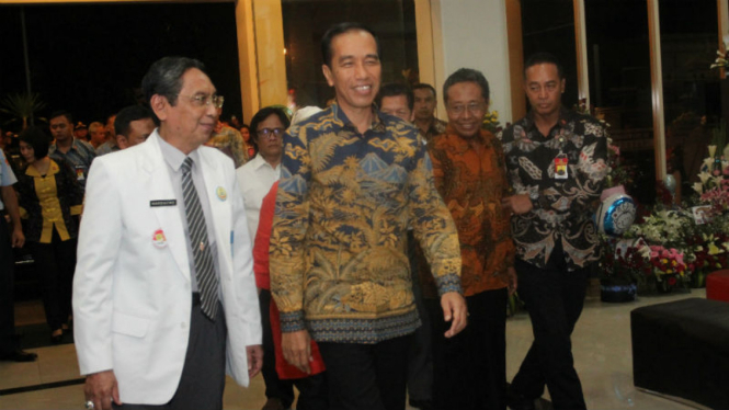  Presiden Jokowi tiba di rumah sakit untuk menjenguk cucu.