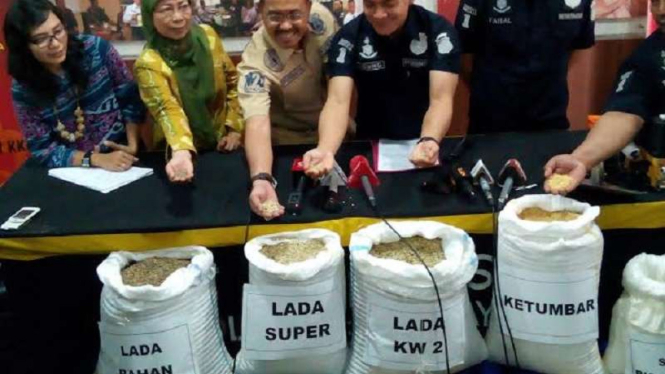 Polisi perlihatkan ketumbar dan lada berkimia di Polda Metro Jaya.