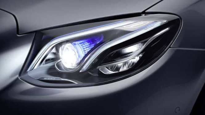 Lampu Mercedes-Benz E-Class.