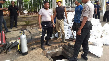 Penyelam polisi di lokasi kulit kabel got Istana Negara