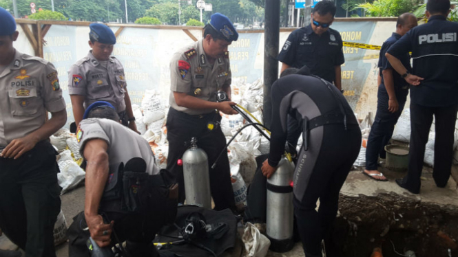 Saat penyelam polisi akan masuki got Istana
