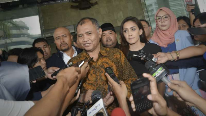 Ketua KPK, Agus Rahardjo (baju batik).