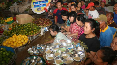 Pedagang Pasar Gede Solo bersyukur atas kelahiran cucu Presiden Jokowi, Kamis (10/3/2016)