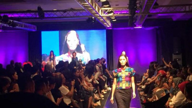 Peragaan koleksi busana Rossa di Indonesia Fashion Week (IFW) 2016.