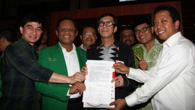 Menkumham Yasonna H Laoly bersama Wakil Ketua Umum DPP Partai Persatuan Pembangunan (PPP) Emron Pangkapi, Wakil Ketua Umum PPP Muktamar Jakarta Habil Marati, Sekretaris Jenderal PPP muktamar Bandung Romahurmuziy dan Sekjen DPP PPP hasil Muktamar Jakarta,