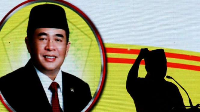 Siluet Politisi Partai Golkar yang juga menjabat sebagai Ketua DPR, Ade Komarudin, membacakan ikrar sebagai bakal calon Ketua Umum Partai Golkar di Alun-Alun Utara, Kota Yogyakarta, Jumat (11/3/2016)