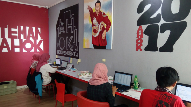 Aktivitas di sekretariat Teman Ahok