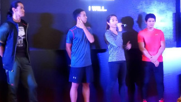 Ade Rai (jaket hitam) dan Iko Uwais (kaus merah) di acara pembukaan toko pertama Under Armour di Indonesia di Mall Kelapa Gading 2.