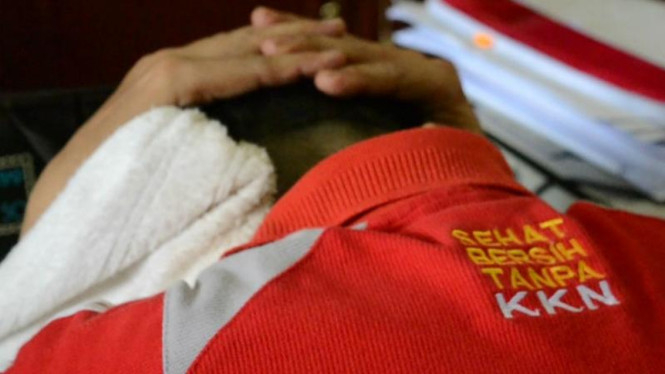 Jaksa Zn tertunduk lesu setelah ditangkap Polresta Padang atas Kasus Narkoba. Sabtu 12 Maret 2016.
