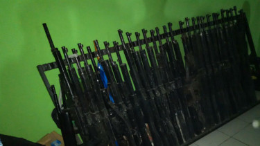 Kayu mirip senjata laras panjang disita dari gedung Perintis Kemerdekaan.
