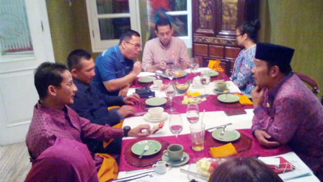 Ridwan Kamil makan malam dengan Sandiaga Uno.
