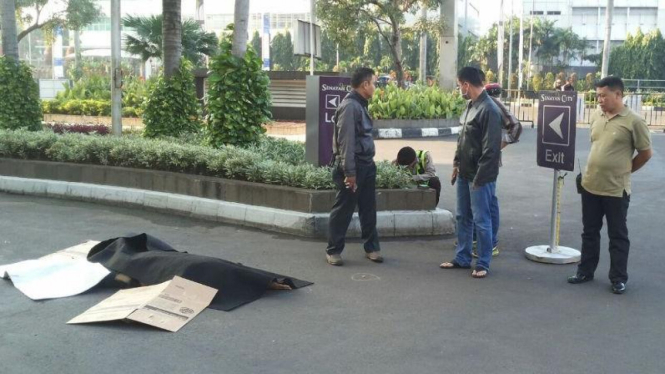 Pria diduga terjatuh dari Senayan City