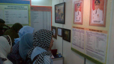  Pengunjung melihat laporan gaji bupati Yoyok Riyo Sudibyo
