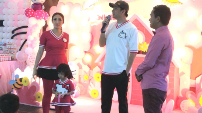 Ayu Dewi dan Regi Datau beserta anaknya