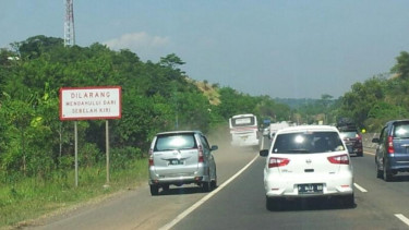 Ilustrasi kendaraan di jalan tol.