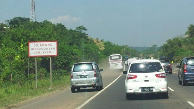 Ilustrasi kendaraan di jalan tol.