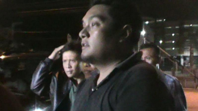 Bupati Ogan Ilir, AW Noviandi Mawardi (kiri berjaket hitam), saat dibawa ke kantor BNN Provinsi Sumsel pada Minggu malam, 14 Maret 2016.