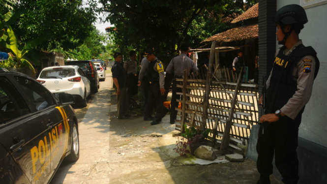 Anggota Polisi mengamankan lokasi saat akan melakukan penggeledahan rumah terduga teroris berinisial SY di Brengkungan, Cawas, Klaten, Jawa Tengah, Kamis (10/3).