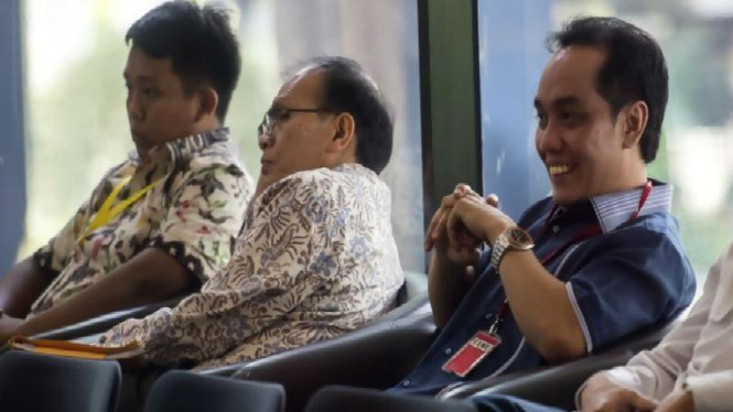 Politikus PKB Fauzih Amro (baju biru) diperiksa KPK terkait kasus suap Budi Supriyanto