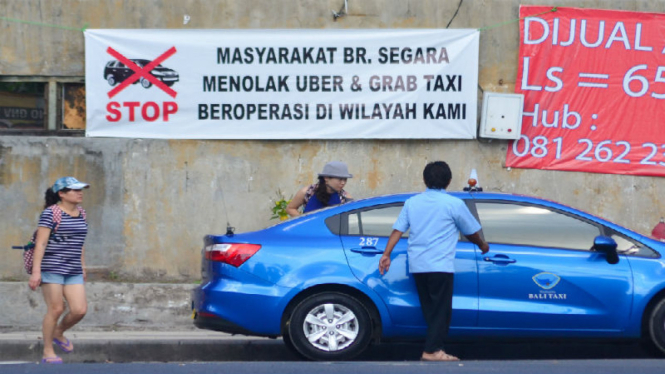 Demo tolak Uber dan Grab