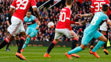 Pemain West Ham, Dimitry Payet, saat bobol Manchester United