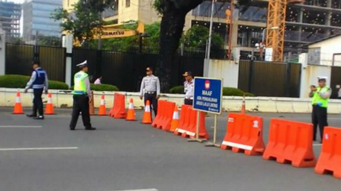 Polisi tutup jalan depan Kedubes AS