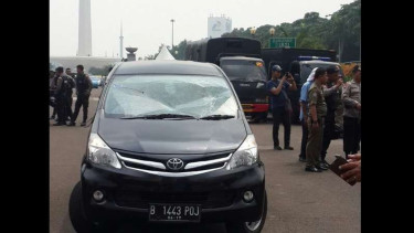 Mobil dirusak di Monas, Senin 14 Maret 2016.