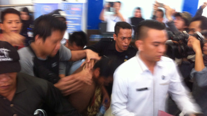 Petugas BNN menggelandang Bupati Ogan Ilir, Senin, 14 Maret 2016.