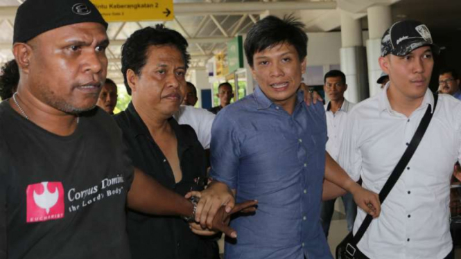 Sejumlah petugas mengawal Bupati Ogan Ilir,  Ahmad Wazir Noviadi (kedua kanan).