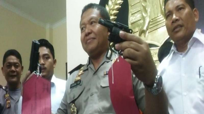 Kapolres Lhokseumawe AKBP Anang Triarsono menunjukkan barang bukti senjata apai yang hendak diselundupkan ke Lapas Kota Langsa Aceh, Senin (14/3/2016). Senjata ini akan digunakan untuk membantu meloloskan anak buah Din Minimi.