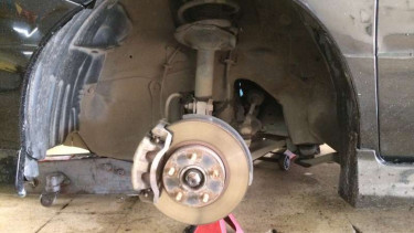 Komponen kaki-kaki mobil.