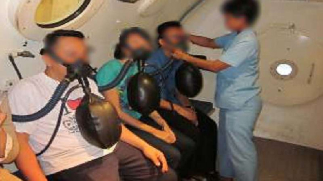 Sejumlah pasien menjalani terapi hiperbarik di Ruang Udara Bertekanan Tinggi.