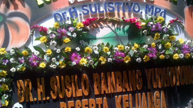 Karangan bunga Presiden keenam RI, Susilo Bambang Yudhoyono, duka almarhum Sulistiyo, Ketua Umum PGRI sekaligus anggota DPD RI, di Semarang, pada Selasa, 15 Maret 2016.