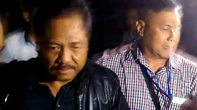 Petugas KPK menjemput paksa Anggota DPR Budi Supriyanto 
