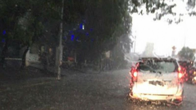 Genangan air di Jalan MT Haryono, Selasa, 15 Maret 2016