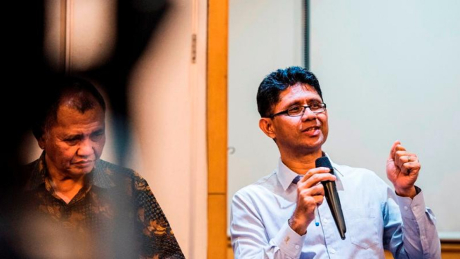 Wakil Ketua Komisi Pemberantasan Korupsi La Ode Syarif (kanan)