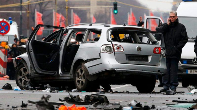 Sedan VW meledak di Berlin Jerman