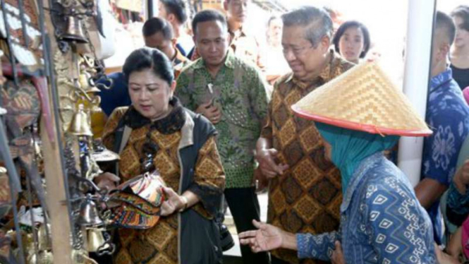 Presiden Susilo Bambang Yudhoyono didampingi Bu Ani saat agenda Tour de Java. Di lini massa twitter, hadirnya Ani dalam acara SBY tersebut dikaitkan dengan kemungkinan dicalonkannya Ani Yudhoyono untuk calon Presiden 2019.