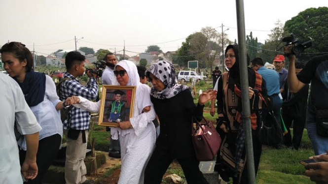 Suasana duka pemakaman dua korban tragedi RS Mintohardjo, Selasa, 15 Maret 2016.