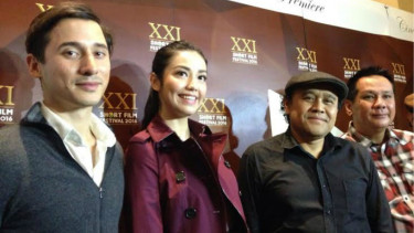 Velove Vexia dan Nino Fernandez di film Wa'alaikumussalam Paris.